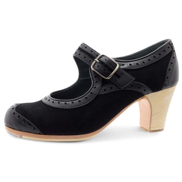 Zapatos de flamenca para niña estilo clásico con hebilla.